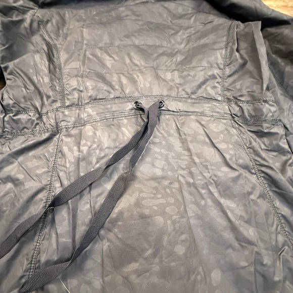 Lululemon Women's Spring Fling Puffy Windbreaker Animal Swirl Black Sz 6 Hooded - Picture 10 of 16